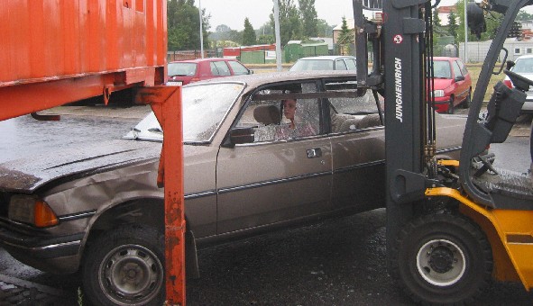 Fahrer eingeschlossen im PKW